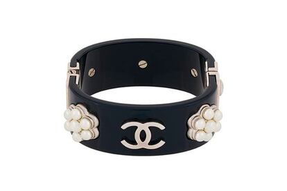 Pulsera rígida con perlas (1.868€, a la venta en Farfetch.com).