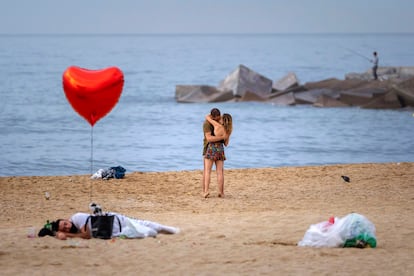 Una pareja en una playa de Barcelona, el pasado domingo 20 de junio.