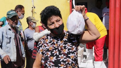 Doação de ossos de boi no açougue Atacadão da Carne, em Cuiabá (MT)