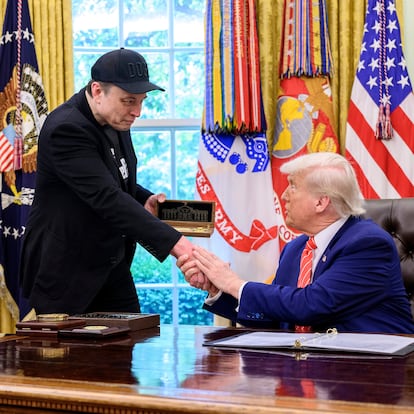 May 30, 2025, Washington, Dc, United States of America: U.S President Donald Trump, right, shakes hands with Billionaire and Department of Government Efficiency Director Elon Musk after presenting him a â€˜Gold Key' as he prepares to end his time in the government at the Oval Office of the White House, May 30, 2025, in Washington, D.C.
Europa Press/Contacto/Molly Riley/White House
31/05/2025 ONLY FOR USE IN SPAIN