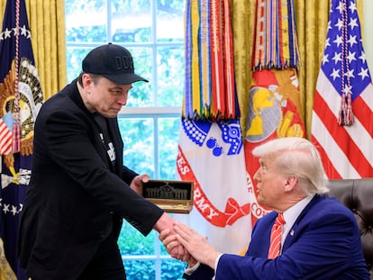 May 30, 2025, Washington, Dc, United States of America: U.S President Donald Trump, right, shakes hands with Billionaire and Department of Government Efficiency Director Elon Musk after presenting him a ‘Gold Key' as he prepares to end his time in the government at the Oval Office of the White House, May 30, 2025, in Washington, D.C.
Europa Press/Contacto/Molly Riley/White House
31/05/2025 ONLY FOR USE IN SPAIN