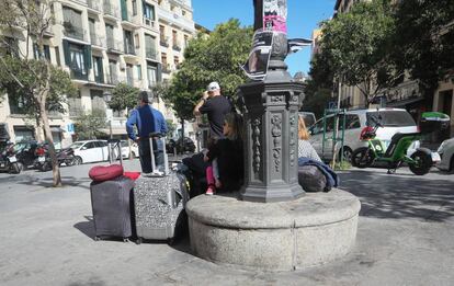 Varios turistas en la plaza de Cascorro de Madrid.