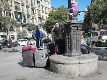 Varios turistas en la plaza de Cascorro de Madrid.