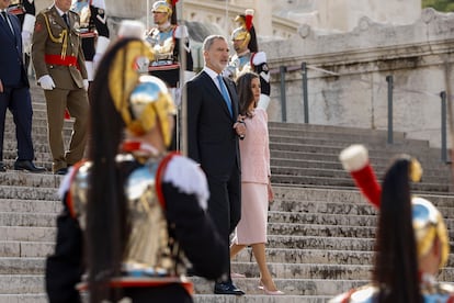 Los reyes Felipe y Letizia a su llegada a la ofrenda floral al soldado desconocido, este mircoles en el altar de la Patria en Roma.