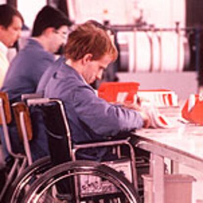Personas con discapacidad en su puesto de trabajo.