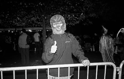 Un simptico hombre lobo en las celebraciones de Halloween en Nueva York en 2003.