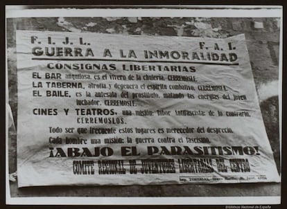 Cartel contra la "inmoralidad" realizado por las Juventudes Libertarias del Centro.