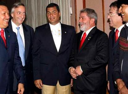 Los presidentes de Venezuela, Argentina, Ecuador, Brasil, Paraguay y Bolivia a su llegada hoy a la I Cumbre Energética Suramericana