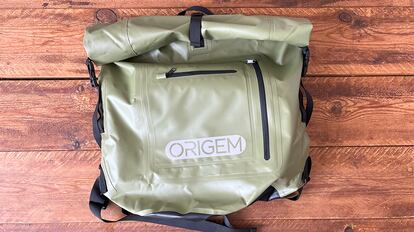Mochila impermeable sobre mesa de madera.