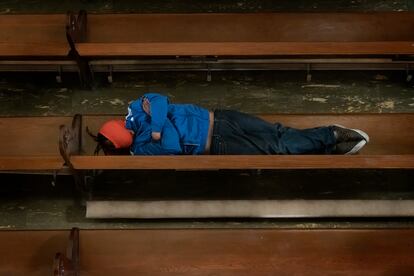Un hombre sin hogar descansa en los bancos de la iglesia de Saint Boniface en San Francisco, gestionada por la fundación St. Anthony. 