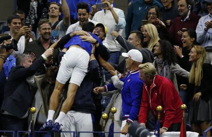 Djokovic se abraza a Billie Jean 