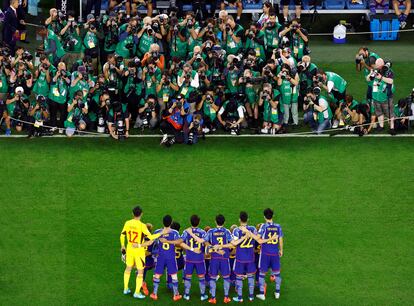 Los jugadores de japón posan para la foto inicial antes del partido ante Croacia. 