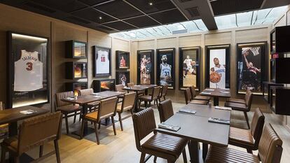 Mesas en el NBA Café de Barcelona.