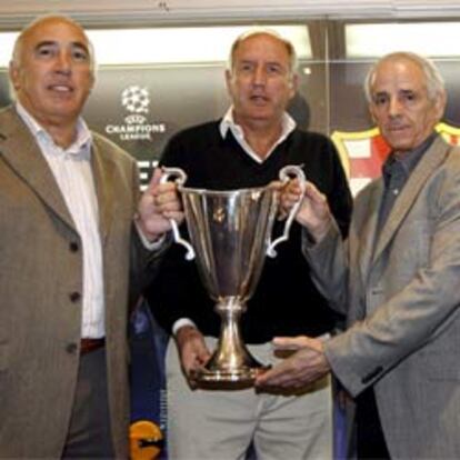 Asensi, Rexach y De la Cruz (de izquierda a derecha) posan ayer con el trofeo de la Recopa de 1979.