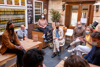 Encuentro en un bar de Salamanca para hablar de la vuelta a la vida de calle de los estudiantes de Erasmus. 