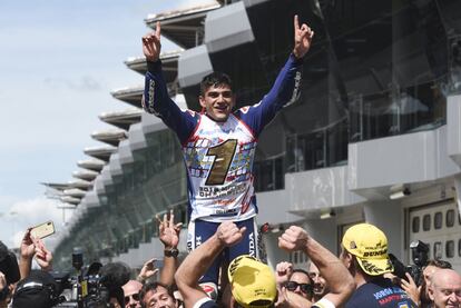 Jorge Martín, de la escudería Del Conca Gresini, celebra con sus compañeros de equipo su victoria.