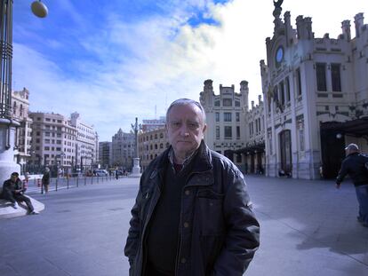 El escritor Rafael Chirbes, en la Estación del Norte de Valencia.