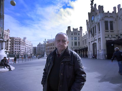 Rafael Chirbes en la estación del Norte de Valencia, en 2013.