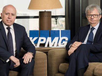 Hilario Albarrac&iacute;n, pr&oacute;ximo presidente de KPMG Espa&ntilde;a, con John Scott, su predecesor. 