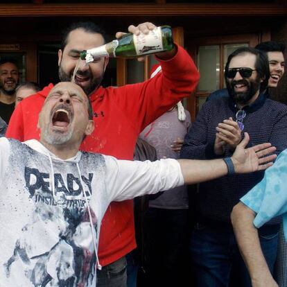 Clientes del bar de Pepe, en Sant Vicente del Raspeig (Alicante) celebran con sidra que les ha tocado el Gordo de la Lotería de Navidad.