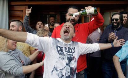 Clientes del bar de Pepe, en Sant Vicente del Raspeig (Alicante), celebran con sidra su fortuna en el sorteo la Lotería de Navidad.