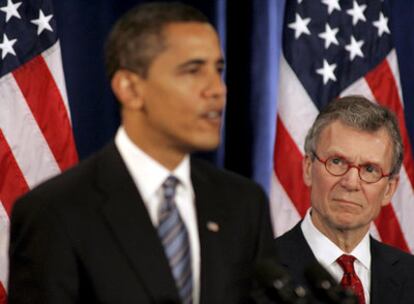 Tom Daschle observa a Barack Obama durante la conferencia de prensa