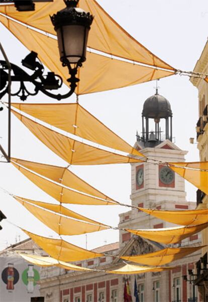 Toldos instalados en la calle Arenal de Madrid, para mitigar las altas temperaturas que se están registrando en la capital.