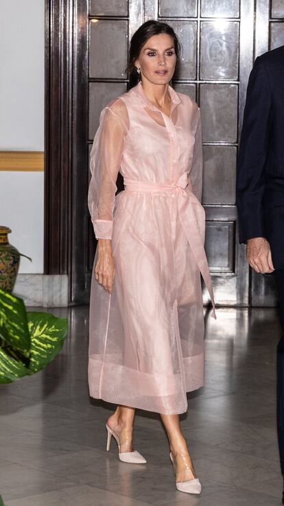 En noviembre, los reyes Felipe y Letizia realizaron una visita oficial a Cuba. Durante un acto en la embajada española, ella lució un vestido camisero en rosa empolvado de Maje, con transparencias, manga larga y puños abotonados. El diseño recordaba al Felipe Varela que se puso un mes antes para el Desfile del Día de la Hispanidad.