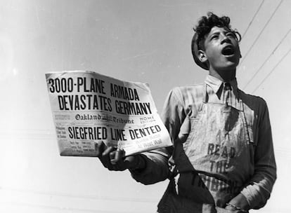 La fotgrafa se dedic tambin a recoger los ecos de la Segunda Guerra Mundial en EE UU. Un chico vocea el diario: "Aviones destrozan el Reich" (1944).