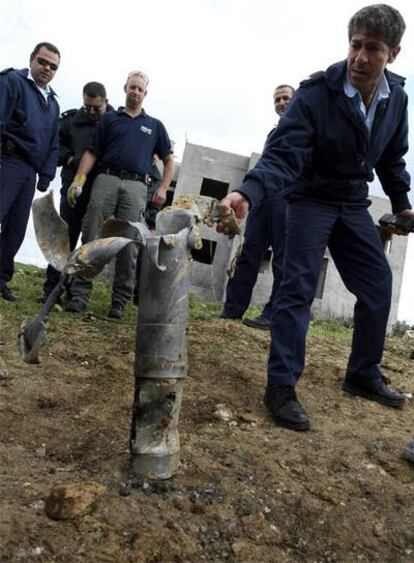 Funcionarios de las fuerzas de paz de la ONU y policías libaneses inspeccionan un proyectil en una base en Tiro, Líbano.