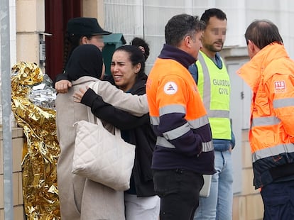 Miembros de los servicios de emergencia a las puertas de la residencia de mayores en Villafranca de Ebro, este viernes. 