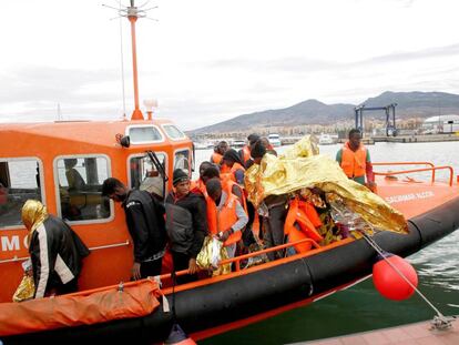 Trabajadores de Cruz Roja atienden a los 30 inmigrantes de origen subsahariano trasladados a Melilla este viernes.