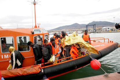 Trabajadores de Cruz Roja atienden a los 30 inmigrantes de origen subsahariano trasladados a Melilla este viernes.