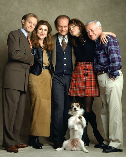 El elenco original de 'Frasier' en 1994, en la segunda temporada de la serie. De izquierda a derecha, David Hyde Pierce, Peri Gilpin, Kelsey Grammer, Jane Leeves, y John Mahoney, con el perro Moose.