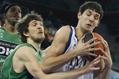 El ala- pívot del Real Madrid Nikola Mirotic, controla el balón ante Dmitry Flis, del DKV Juventut