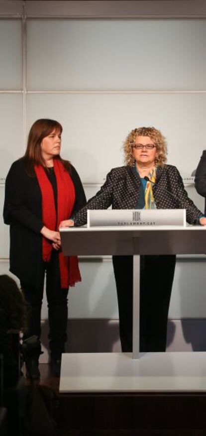 Nuria Ventura y Marina Geli, en una rueda de prensa en el Parlament.