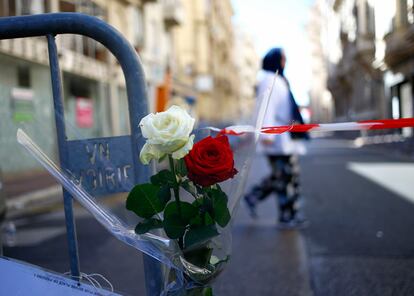 Unas rosas tras ser colocadas en una valla de seguridad que acordona una calle ne Niza (Francia).