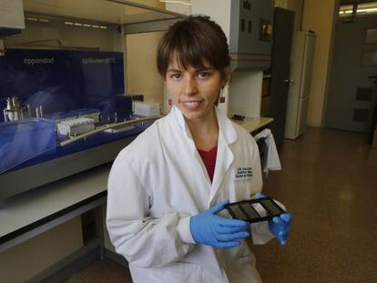 La Investigadora Anna Cuscó en su laboratorio.