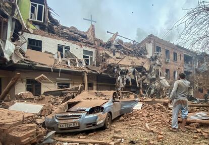 Un residente osberva los daños causados en un edificio de viviendas tras el ataque ruso en Járkov, este viernes. 