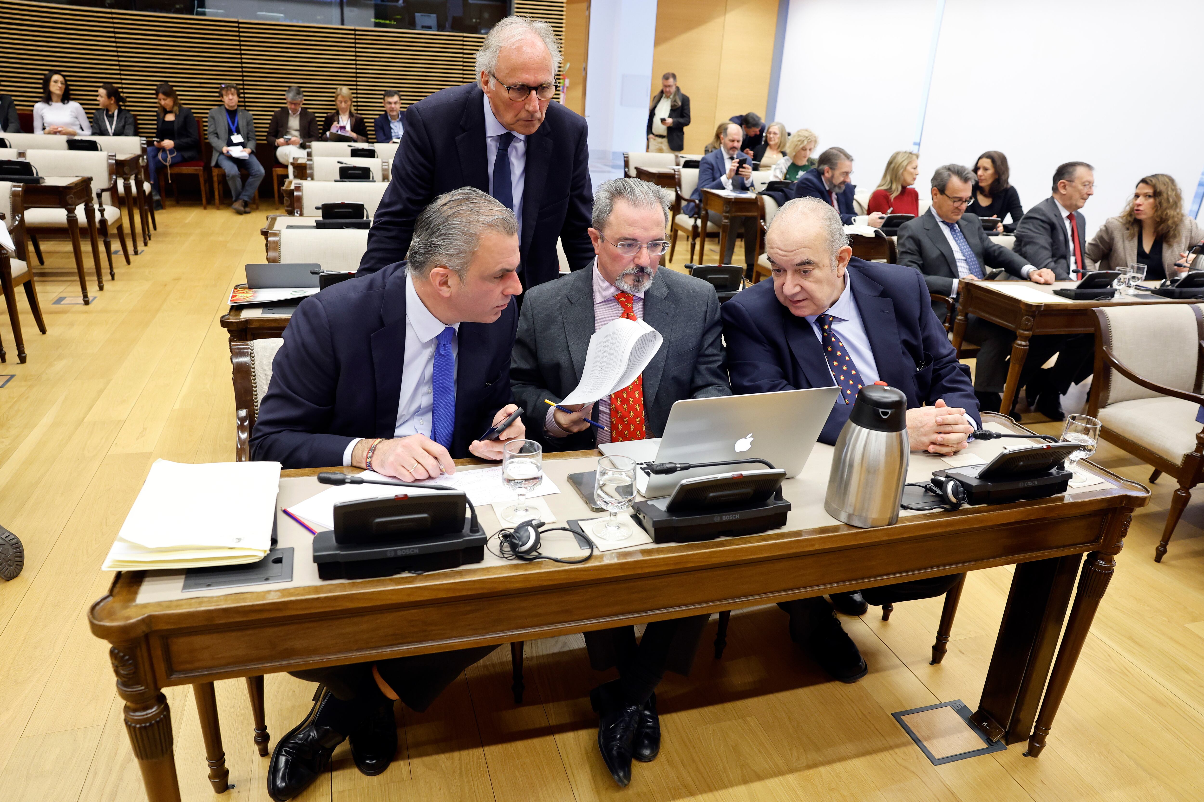 Los diputados de Vox, entre ellos Javier Ortega Smith (a la izquierda) y Carlos Flores (segundo por la izquierda), durante la comisión, este jueves.