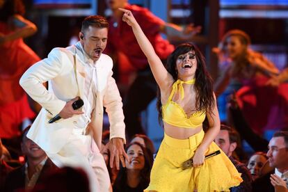Ricky Martin y Camila Cabello durante su actuación en la ceremonia de los Grammy.