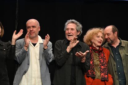 Desde la izquierda, Unai Sordo, líder de CC OO; Miguel Ríos, cantante; Marisa Paredes, actriz, y Jesús Maraña, periodista, durante la celebración del acto del mundo de la cultura por la legitimidad democrática, el respeto y la convivencia, en abril de 2024 en Madrid.