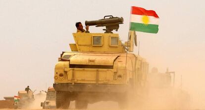 Soldados 'peshmerga' se acercan a la localidad de Bashiqa en 2016.