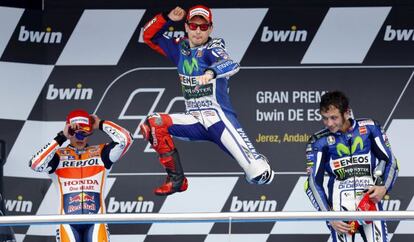 Lorenzo celebra el triunfo en Jerez, junto a Marquez y Rossi.