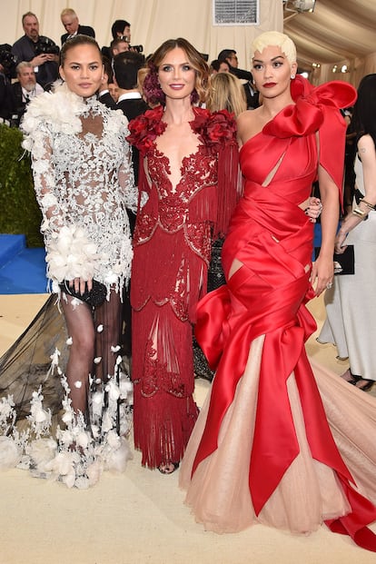 Georgina Chapman (Marchesa) con Chrissy Teigen y Rita Ora.