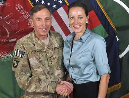 El general David Petraeus con su biógrafa Paula Broadwell en Afganistán, en 2011.