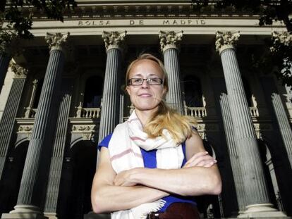 Katharina Miller, abogada y activista de Paridad en Acci&oacute;n ante el edificio de la Bolsa de Madrid. 