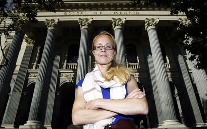 Katharina Miller, abogada y activista de Paridad en Acci&oacute;n ante el edificio de la Bolsa de Madrid. 