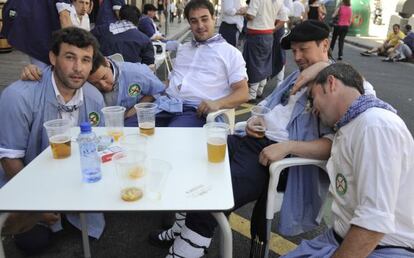 Un grupo de 'blusas' intenta sobrellevar ayer el cansancio y el calor en una terraza vitoriana.