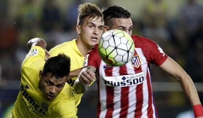 Giménez disputa el balón con Nahuel y Denis Suárez.